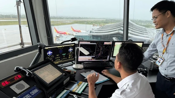 Điều hành bay tại Đài kiểm soát không lưu Phú Bài. 