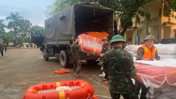 Xuất cấp hàng dự trữ quốc gia giúp người dân khắc phục hậu quả bão,lũ. (Ảnh: KỲ DUYÊN)