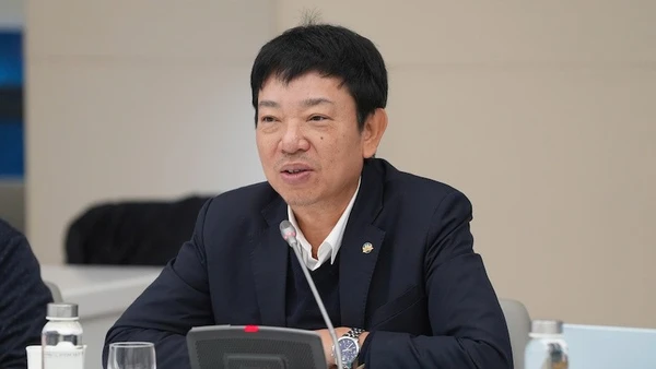 Phó Tổng Giám đốc Vietnam Airlines Đinh Văn Tuấn.