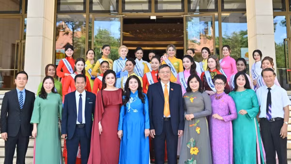 Đại diện lãnh đạo Văn phòng Quốc hội và đoàn thí sinh chụp ảnh lưu niệm.