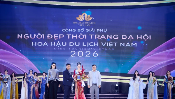 Nguyễn Phương Linh được trao giải phụ "Người đẹp thời trang Dạ hội".