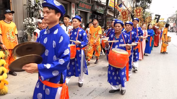 Đoàn rước xuất phát từ khu vực trước Nhà văn hóa thôn Chợ.