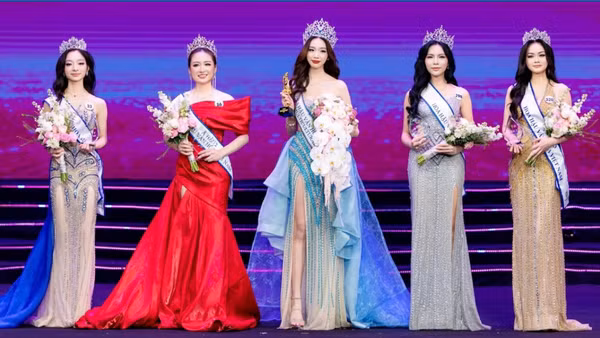 Các hoa hậu và á hậu đăng quang trong đêm chung kết.