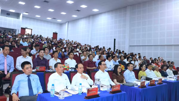 Các đại biểu tham dự hội thảo.
