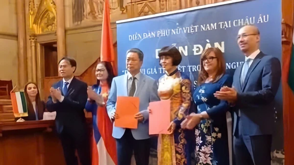 Ban Tổ chức Cuộc Vận động xây dựng văn hóa doanh nghiệp Việt Nam và Diễn đàn Phụ nữ Việt Nam tại châu Âu kí kết Chương trình phối hợp triển khai Ngày Văn hóa doanh nghiệp Việt Nam. 