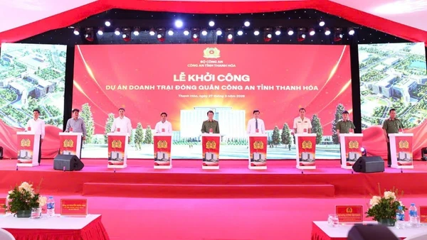 Nghi thức bấm nút khởi công dự án doanh trại đóng quân Công an tỉnh Thanh Hóa.