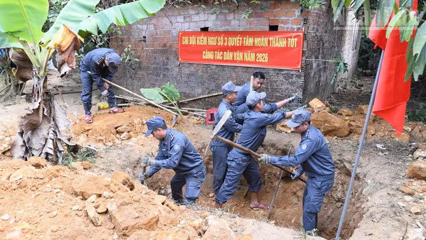 Cán bộ, nhân viên Chi đội Kiểm ngư số 3 tích cực tham gia xây dựng công trình nhà vệ sinh cho đồng bào dân tộc Cor.
