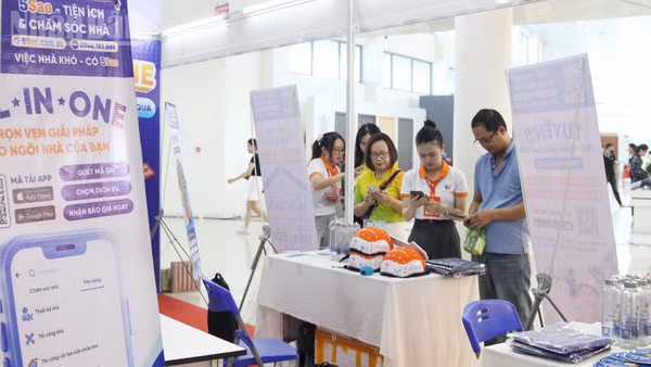 Đại biểu tham quan, tìm hiểu sản phẩm, ứng dụng công nghệ mới tại Triển lãm.