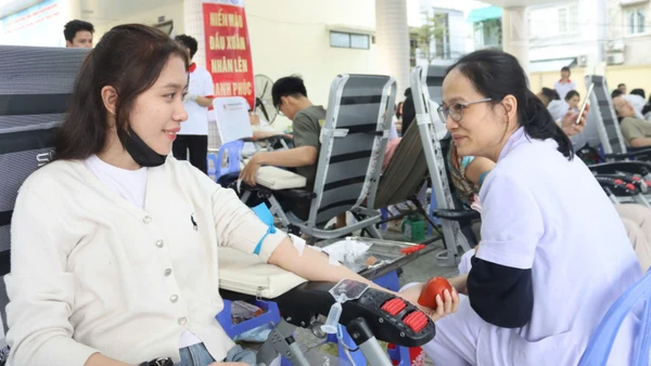 Người dân tham gia hiến máu tại Lễ hội Xuân hồng.