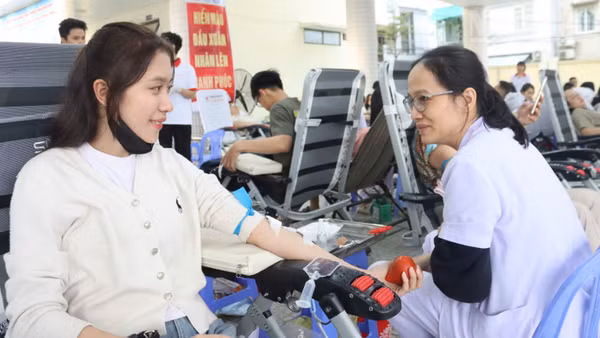 Người dân tham gia hiến máu tại Lễ hội Xuân hồng.