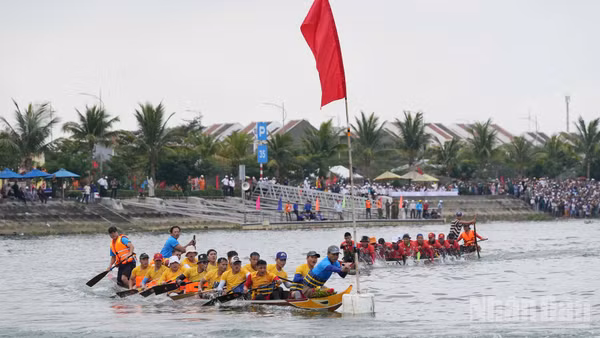 Sông Thu Bồn sôi động với giải đua thuyền đầu năm.