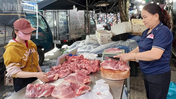 Người dân mua hàng tại điểm bán thịt bình ổn giá.