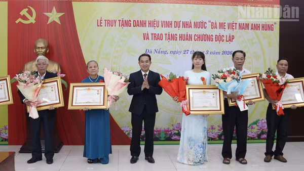 Trao danh hiệu Bà mẹ Việt Nam anh hùng cho thân nhân các mẹ. 