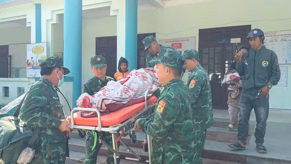 Đồn Biên phòng Ga Ry cấp cứu sản phụ. (Ảnh: Đồn Biên phòng cung cấp)