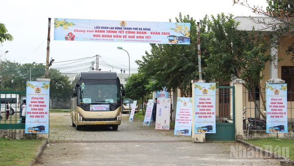 Những chuyến xe đầu tiên đã lăn bánh, đưa người lao động về quê ăn Tết.