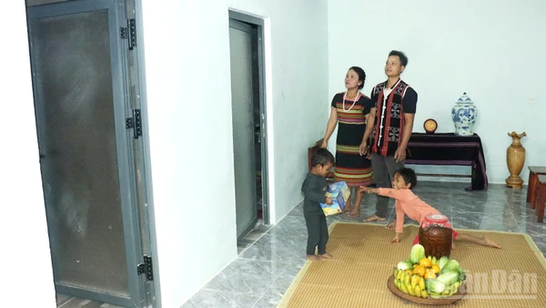 Niềm vui về nhà mới của vợ chồng chị Bhling Thị Bưới (thôn Atếêp, xã Avương).