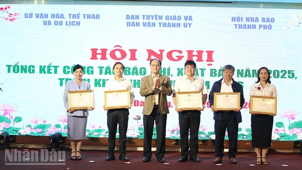 Ban tổ chức khen thưởng tập thể có thành tích xuất sắc trong công tác báo chí năm 2025.