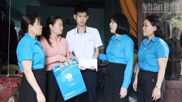 Tặng quà con đoàn viên, người lao động có hoàn cảnh khó khăn.