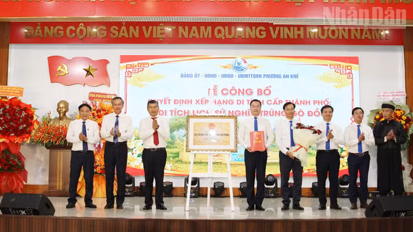 Lãnh đạo thành phố Đà Nẵng trao Bằng xếp hạng di tích cấp thành phố đối với Nghĩa trủng Gò Đồ.