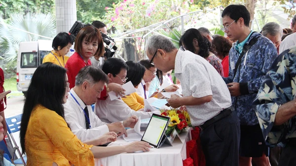 Tổ bầu cử phường Hải Châu cập nhật thông tin bầu cử vào bản đồ số.