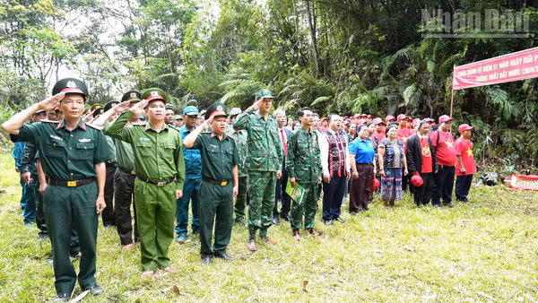 Lãnh đạo, cán bộ, lực lượng vũ trang cùng già làng, người có uy tín, bí thư chi bộ thực hiện nghi thức Chào cờ tại cột mốc biên giới 678.