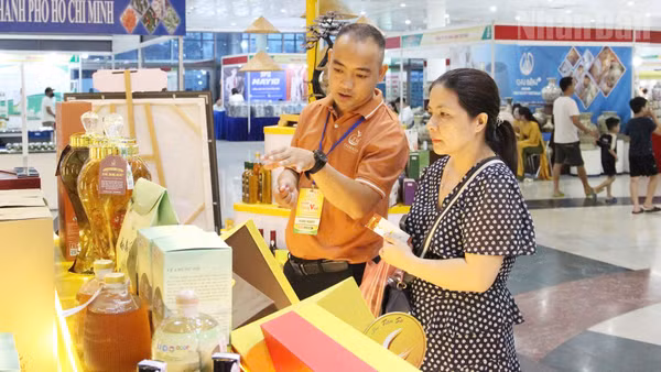 Người dân tìm hiểu, mua sắm tại Hội chợ hàng Việt.