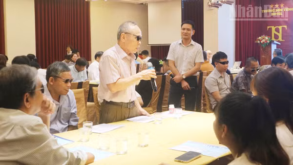 Đại biểu chia sẻ thực trạng, các giải pháp phòng tránh những rủi ro cho người khiếm thị.