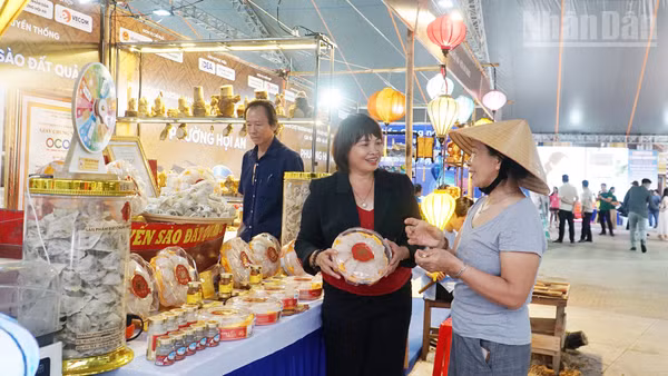 Người dân tham quan, mua sắm tại phiên chợ.