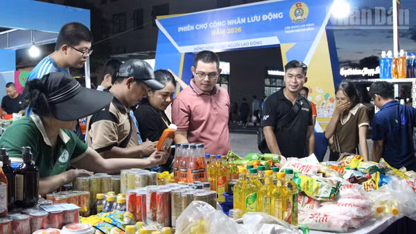 Đoàn viên, người lao động và nhân dân trên địa bàn mua sắm tại phiên chợ.