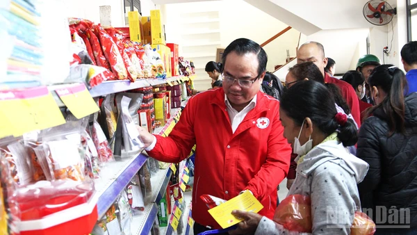 Người dân mua sắm tại Chợ Tết Nhân ái 2026.