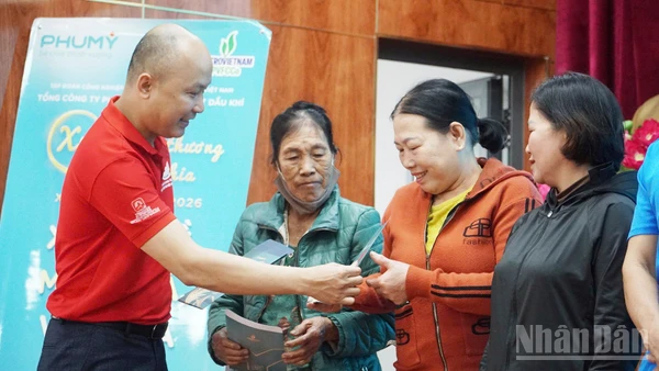 Ban tổ chức trao tặng quà Tết cho người dân khó khăn xã Hòa Tiến.