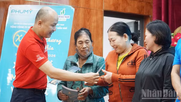 Ban tổ chức trao tặng quà Tết cho người dân khó khăn xã Hòa Tiến.