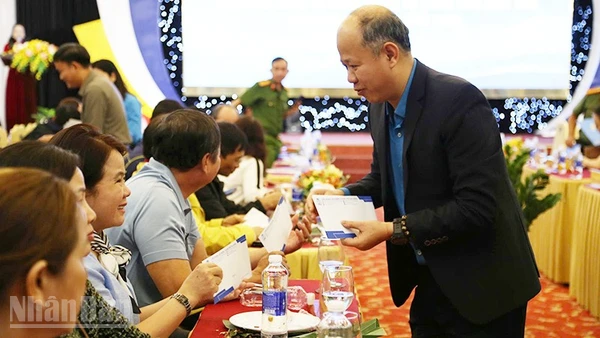 Ban tổ chức tặng quà Tết cho Ban điều hành Tổ công nhân tự quản khu nhà trọ.