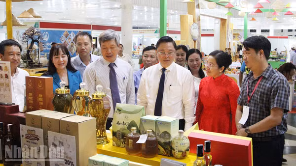 Đại biểu tham quan các gian hàng.