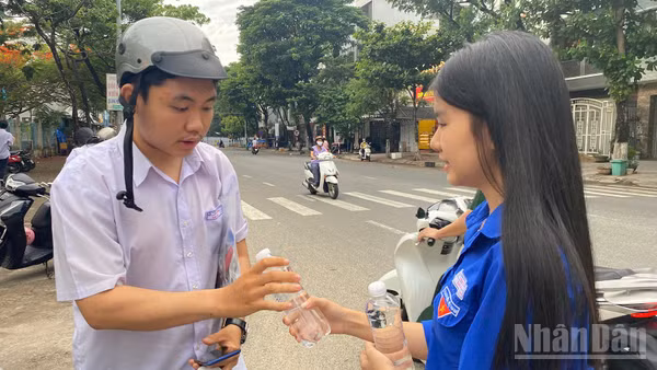 "Tiếp sức" cho các thí sinh.
