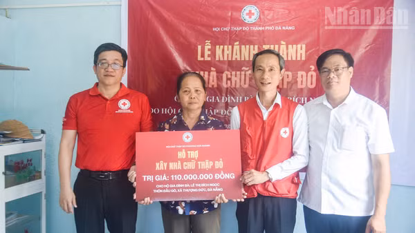 Trao tặng nhà Chữ thập đỏ cho hộ đặc biệt khó khăn.