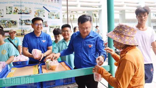 Thực hiện mô hình “Tuổi trẻ Đà Nẵng - Gieo điều tử tế”, Thành Đoàn đã triển khai Nồi cháo yêu thương tại Bệnh viện Phụ Sản Nhi Đà Nẵng.