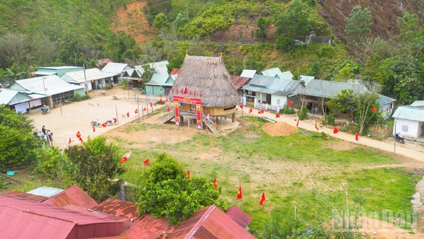 Nhà Gươl thôn R'Cung (xã Avương) được chọn làm khu vực bỏ phiếu.