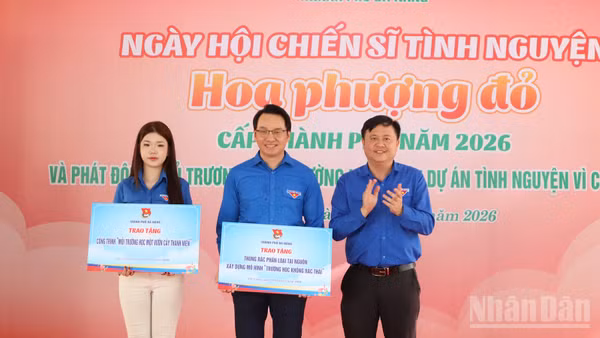 Trao tặng các công trình tại Ngày hội chiến sĩ tình nguyện “Hoa phượng đỏ”.