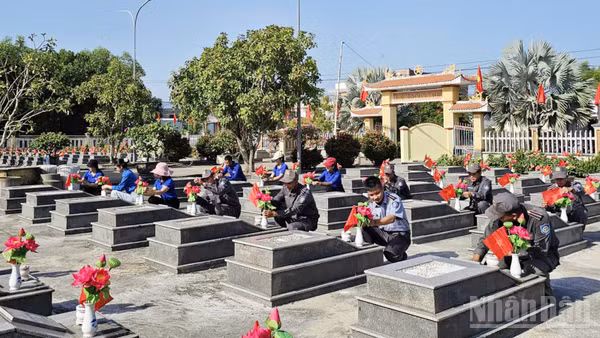 Đoàn viên, thanh niên chỉnh trang, làm đẹp Nghĩa trang Liệt sĩ Tam Giang (xã Núi Thành).