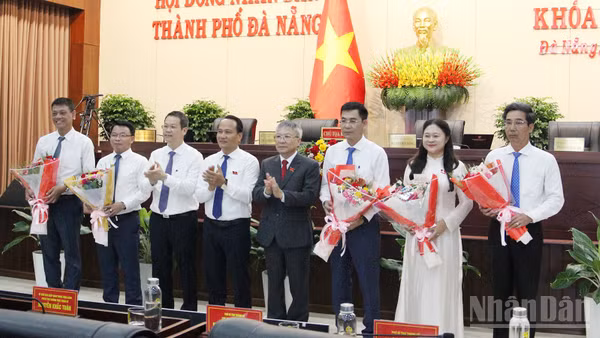 Lãnh đạo thành phố tặng hoa chúc mừng đồng chí nhân nhận nhiệm vụ mới.