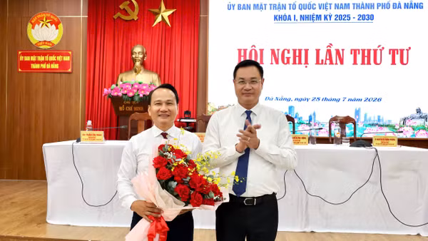 Bí thư Thành ủy Đà Nẵng Lê Ngọc Quang tặng hoa chúc mừng tân Chủ tịch Ủy ban Mặt trận Tổ quốc Việt Nam thành phố Đà Nẵng.