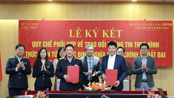 Quang cảnh lễ ký kết Quy chế phối hợp giữa Cục Thuế và Cục Quản lý đất đai.