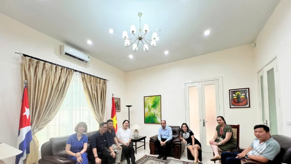 Đoàn làm phim làm việc với Đại sứ quan Cu Ba tại Việt Nam. (Ảnh: Đài Truyền hình Việt Nam cung cấp)