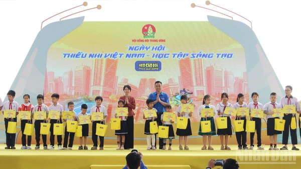 Trao học bổng cho thiếu nhi vươn lên học tốt.