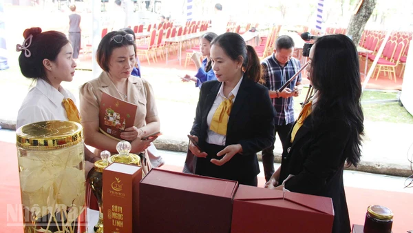 Đại biểu tham quan các sản phẩm dược liệu.