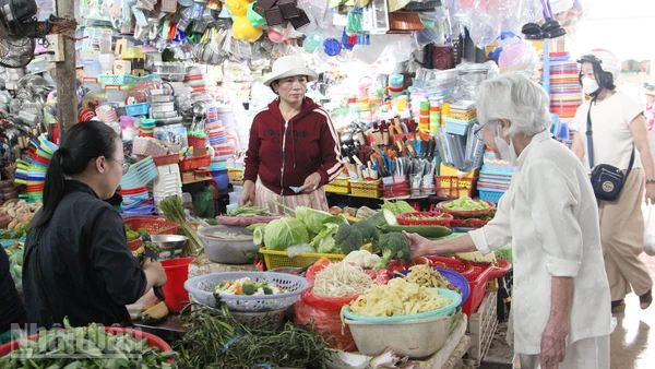 Người dân mua hàng tại chợ Đống Đa.