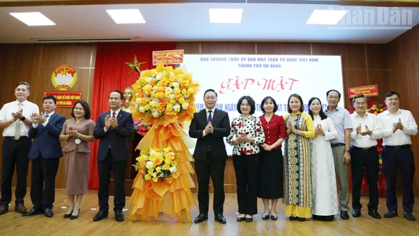 Thành ủy Đà Nẵng chúc mừng ngày truyền thống Mặt trận Tổ quốc Việt Nam.