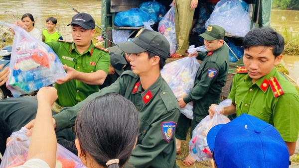 Túi an sinh được trao đến bà con nhân dân.