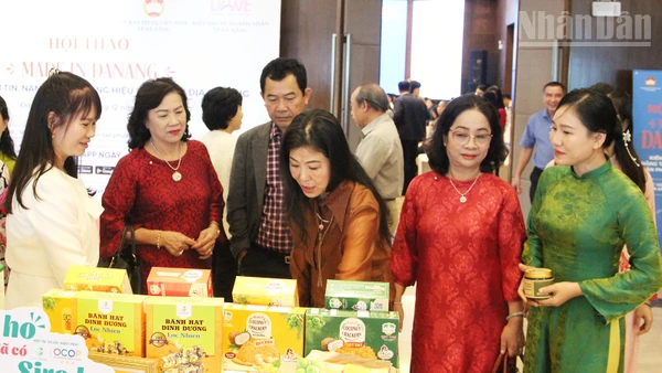 Đại biểu tham quan, tìm hiểu các sản phẩm đặc trưng của thành phố Đà Nẵng.